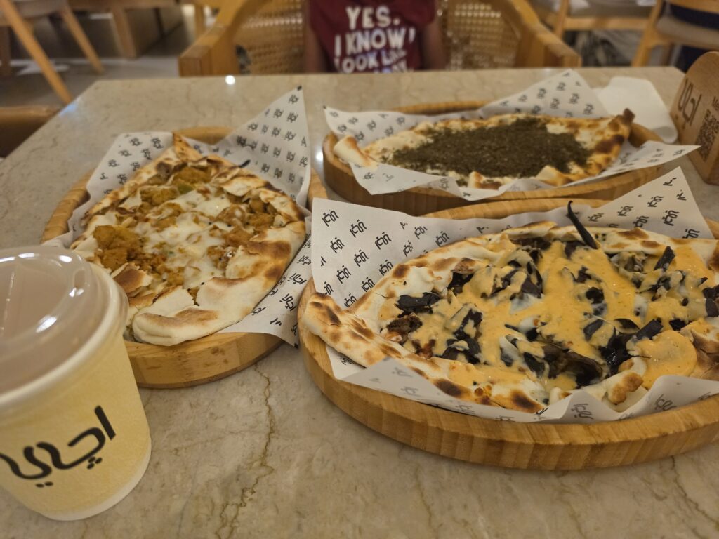صواني فطائر دجاج بالجبن وباذنجان ولبنة بالزعتر مع كوب كرك من مطعم أچاي
