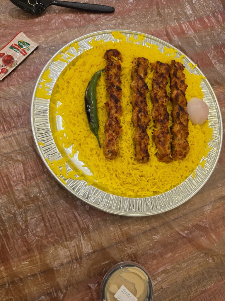 طبق مفطح كلاسيكي دجاج من مشويات الكرز يضم 4 أسياخ كباب دجاج على صحن أرز أصفر مع صوص الطحينة.