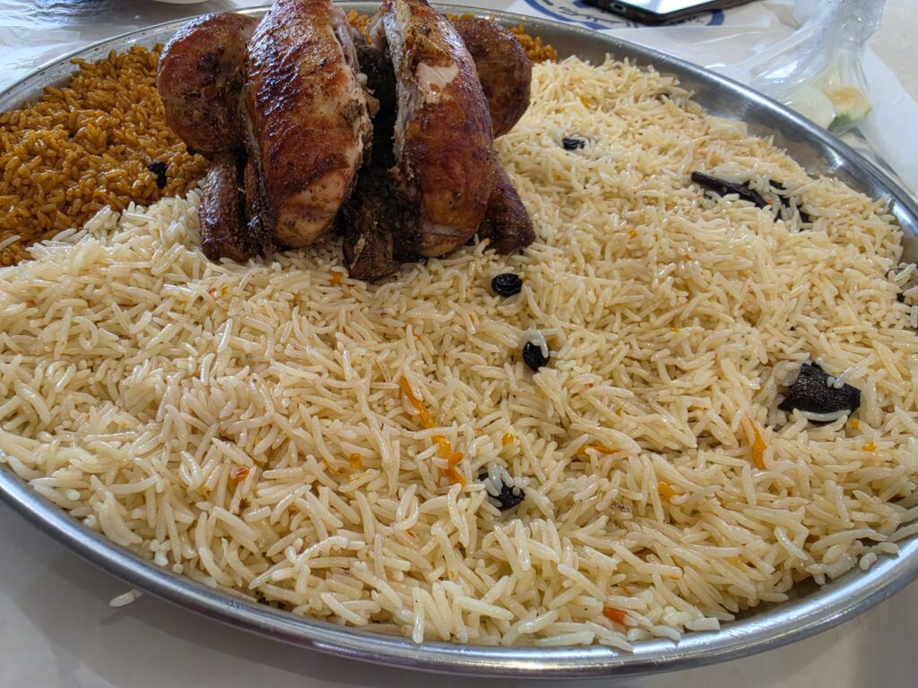 وجبة حبة دجاج شواية محمرة مع أرز أبيض وأحمر مكس من مطعم شواية الخليج