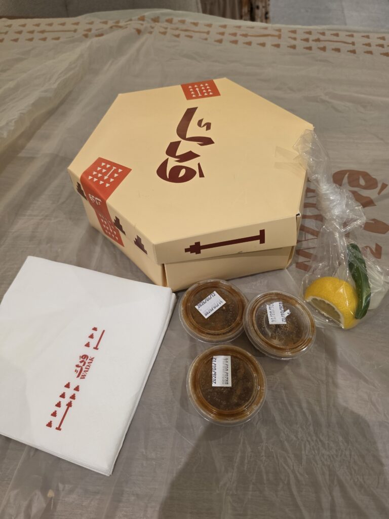 العلب الورقية المقواة المبتكرة لتغليف وجبات مطعم ودك