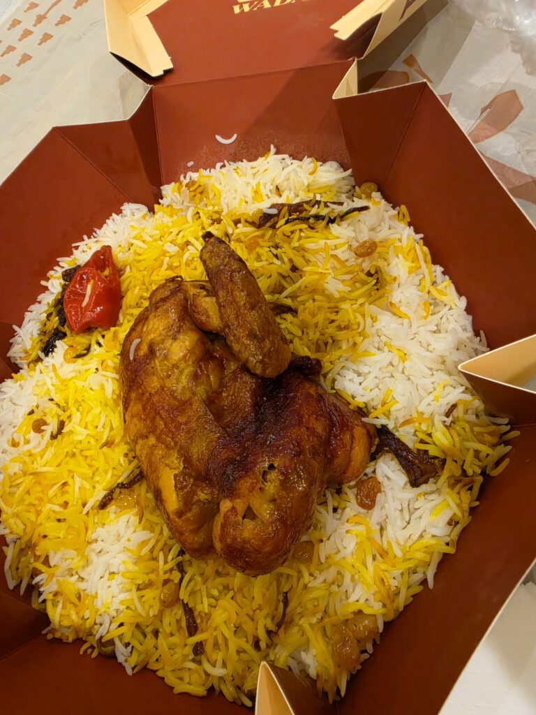 طبق نصف حبة دجاج شواية مع رز شعبي وزبيب وبصل مقلي من مطعم ودك