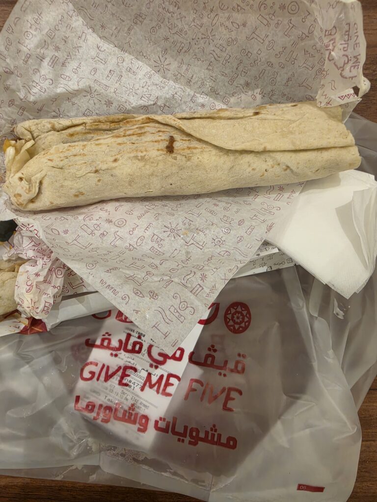 شاورما صاروخ من قيف مي فايف، لاحظ حجم الشاورما وكميتها