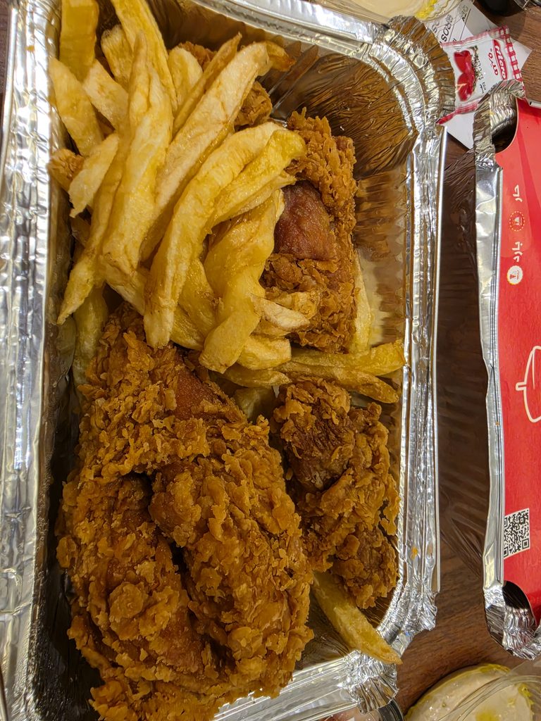 قطع دجاج بروستد حراق مقرمش من مطعم أنوار اللؤلؤة بالرياض