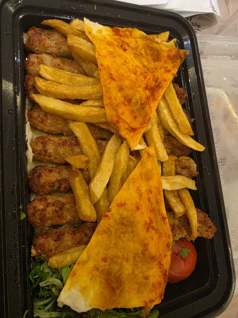 طبق كباب دجاج نصف كيلو من مطعم مضغوط رمال الشمال مع البطاطس والخبز