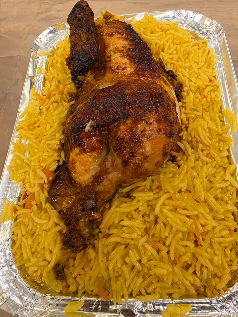 وجبة نصف حبة دجاج شواية مع أرز بخاري أصفر من مطعم ناز بالرياض